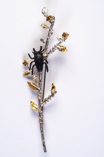 Sheridan Conrad, BLACK BEETLE WITH SQUARE DIAMOND, 2021
Sterling Silver Branch and Sterling Blackened Cast Sterling Beetle with Sterling Leaves and 24kt Yellow Gold Leaves and Vines. Two (.02 and .04, total weight SI 1-Gh) Round Full Cut Diamonds, Bezel Set and Rest on the Vines. There are Three Natural Rough , 5 in. (12.7 cm)
CONR046